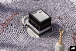 Jemaah muslim berdoa di sekitar Ka'bah saat menunaikan ibadah haji di Mekkah, Arab Saudi, 25 Juni 2023. (Foto: AP)