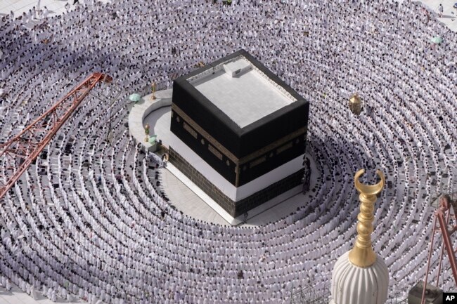 Jemaah muslim berdoa di sekitar Ka'bah saat menunaikan ibadah haji di Mekkah, Arab Saudi, 25 Juni 2023. (Foto: AP)