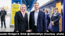 Посолка США в Україні Бріджит Брінк і міністр транспорту США Піт Буттеджич, Київ, 8 листопада 2023.