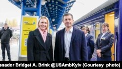 Посол США в Украине Бриджет Бринк и министр транспорта Пит Буттиджич. Киев, 8 ноября 2023 г. 