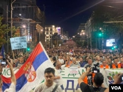 Kolona građana prolazi Ulicom kneza Miloša, nakon velikog skupa "Rudnika neće biti" protiv otvaranja ligijuma u dolini reke Jadar, u organizaciji ekoloških organizacija, u Beogradu, 10. avgusta 2024. (Foto: Glas Amerike / Stefan Miljuš)