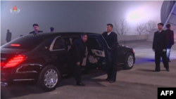 지난 1일 2024년 신년 경축 공연에 참석하기 위해 경기장에 도착한 김정은 북한 국무위원장이 검은색 벤츠 마이바흐 차량에서 내리고 있다. 사진 = 조선중앙통신 영상 캡처.