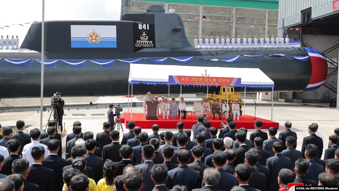 Pemimpin Korea Utara Kim Jong Un menghadiri upacara peluncuran kapal selam taktis bertenaga nuklir di Korea Utara, 8 September 2023. AS, Jepang, Korsel akan mengadakan pertemuan, membahas ancaman yang ditimbulkan Korea Utara, (Foto: KCNA via REUTERS)