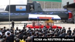 Pemimpin Korea Utara Kim Jong Un menghadiri upacara peluncuran kapal selam taktis bertenaga nuklir di Korea Utara, 8 September 2023. AS, Jepang, Korsel akan mengadakan pertemuan, membahas ancaman yang ditimbulkan Korea Utara, (Foto: KCNA via REUTERS)