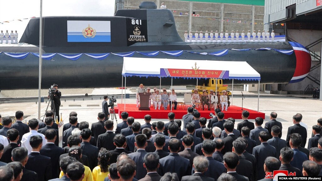 朝鲜中央通讯社（KCNA）2023年9月8日发布的这张照片显示，朝鲜领导人金正恩出席了朝鲜新型战术核攻击潜艇的下水仪式。(photo:VOA)