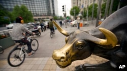 北京街頭象徵經濟繁榮股市強勁的牛塑像。（資料圖片）