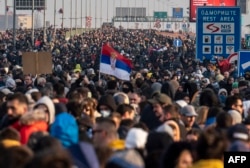 Demonstracije na beogradskom mostu Gazela protiv iskopavanja litijuma, decembar 2021. (Foto: OLIVER BUNIC / AFP)