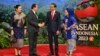 FILE - Perdana Menteri Laos Sonexay Siphandone (kiri tengah), bersama istrinya Vandara disambut oleh Presiden Indonesia Joko Widodo dan ibu negara Iriana, setibanya di KTT ASEAN di Jakarta, Selasa, September 5, 2023. (Adek Berry/Foto Pool via AP)