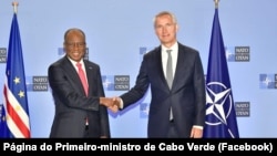 Ulisses Correia e Silva, primeiro-ministro de Cabo Verde, e Jens Stoltenberg, antigo secretário-geral da NATO, em Bruxelas, 26 outubro 2023