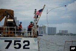 Seorang awak Kapal Penjaga Pantai AS Cutter Stratton (WMSL 752) melempar ujung tali saat berlabuh di Manila, Filipina, Kamis, 1 Juni 2023. (AP/Aaron Favila)