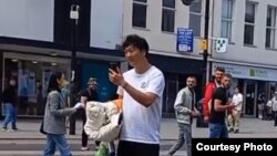 英国南安普顿其中一名袭击香港人的 中国留学生在事发前被参加集会的人拍摄到面容。（集会参加者提供照片）