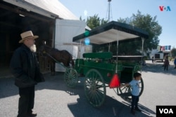Locales y extranjeros se acercan a la casa museo donde se conservan objetos y las principales costumbres de los Amish en Lancaster, estado de Pensilvania. [Fotografía: Ismael Rodríguez/VOA]