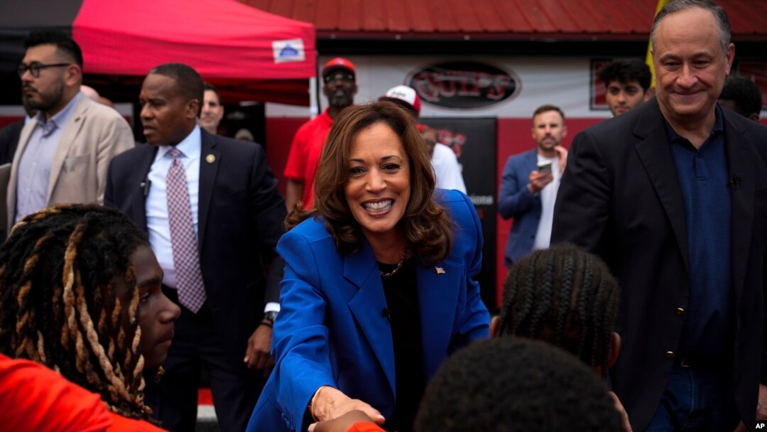 Demokratska predsjednička kandidatkinja, potpredsjednica Kamala Harris (u sredini) i njen suprug Doug Emhoff, drugi desno, pozdravljaju srednjoškolce u Aliquippi, Pennsylvania, 18. avgusta 2024.