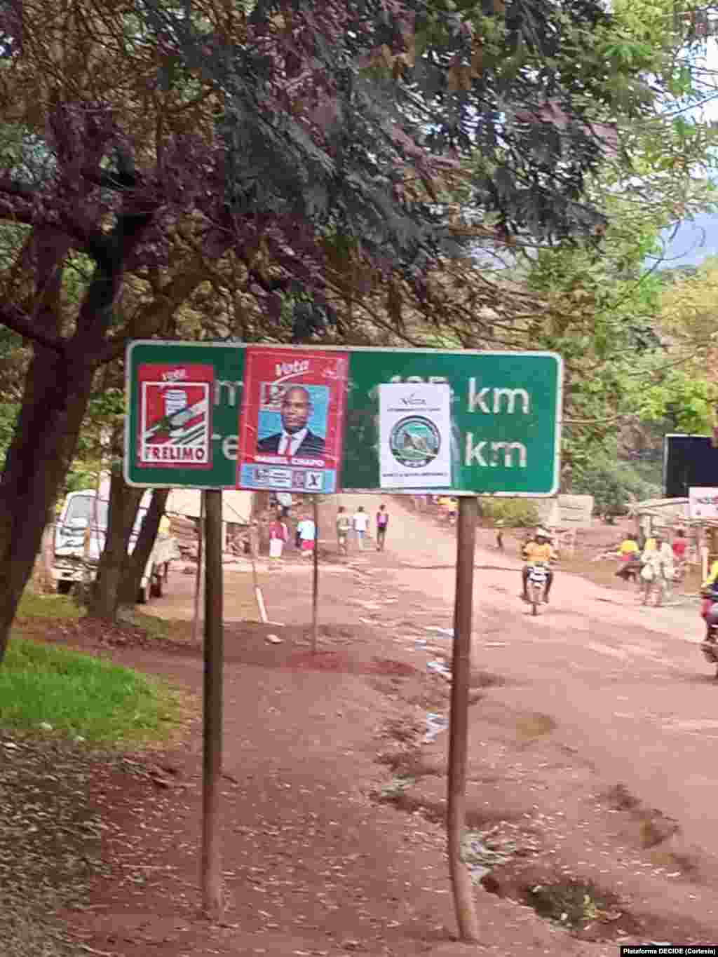 Material de campanha da Frelimo e MDM afixado em sinais de trânsito.