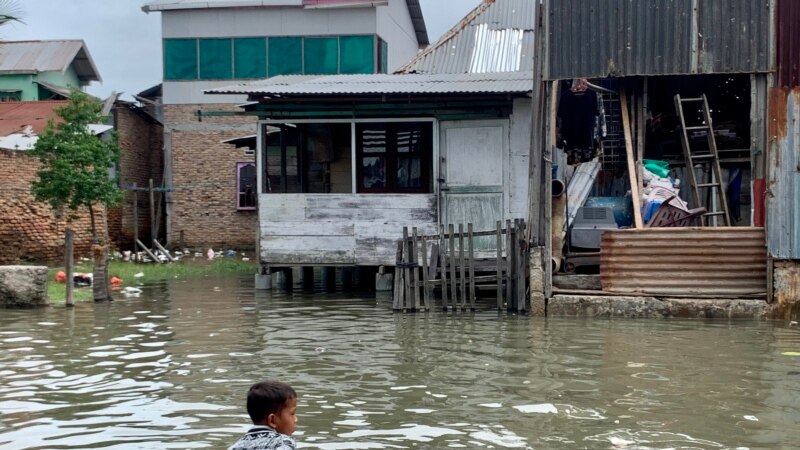 Anak-anak sedang bermain saat banjir rob melanda kawasan Kecamatan Medan Belawan, Kota Medan, Sumatra Utara, Jumat 19 Mei 2023