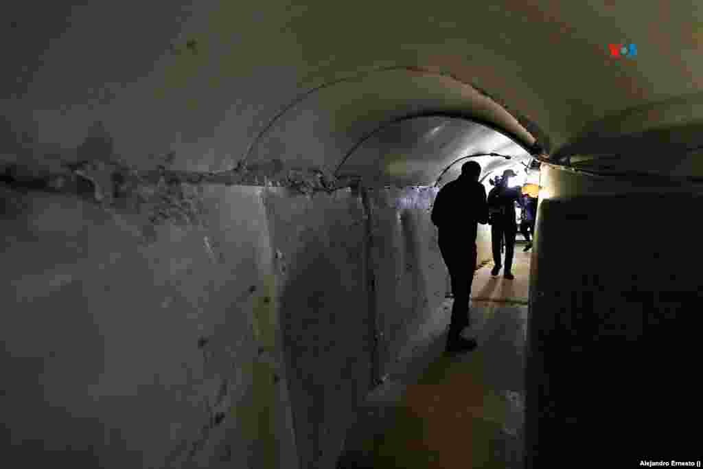 Un periodista reporta desde el interior de la réplica del túnel de Hamás, en Tel Aviv.