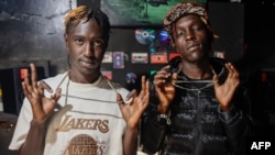 Le duo de rap kenyan Wadagliz, Allan "Manazz" Mojo (à g.) et Tony "Kantel" Otieno, Nairobi, le 15 août 2024.