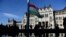 FILE - Pengibaran bendera di depan Parlemen Hungaria di Budapest, 23 Oktober 2022. (Anna Szilagyi/AP)