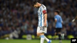 El argentino Lionel Messi reacciona durante un partido de clasificación para la Copa Mundial de la FIFA 2026 contra Uruguay en el estadio La Bombonera de Buenos Aires, Argentina, el jueves 16 de noviembre de 2023. (Foto AP/Gustavo Garello)
