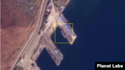 라진항을 촬영한 15일 자 위성사진에서 대형 선박과 바로 앞 부두에 놓인 컨테이너 더미(사각형 안)를 볼 수 있다. 사진=Planet Labs