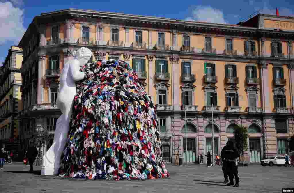 A view of Italian artist Michelangelo Pistoletto&#39;s &#39;Venus of the Rags,&#39; which has been recreated after the original artwork was destroyed in an attack, in Piazza Municipio, Naples, Italy.