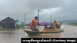 အိမ်ခြေ ၂၀၀ နီးပါး ရေနစ်မြုပ်ခဲ့တဲ့ မွန်ပြည်နယ်၊ သံဖြူဇရပ်မြို့နယ်က ပငကျေးရွာက ရေဘေးဒုက္ခသည်များ