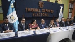 El candidato presidencial Bernardo Arévalo y su compañera de formula Karin Herrera, del Movimiento Semilla, en conferencia de prensa la tarde de este jueves 13 de julio cuando transcurre proceso de cancelación del instituto político por parte del Ministerio Público. 