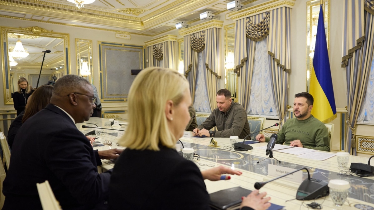 Глава Пентагона Ллойд Остин в Киеве заявил о твердой поддержке Украины со стороны США Глава Пентагона Ллойд Остин в Киеве заявил о твердой поддержке Украины со стороны США