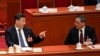 在北京人民大会堂举行的全国人民代表大会第四次全体会议上，中国国家主席习近平与中国总理李强交谈。（2023年3月11日）
