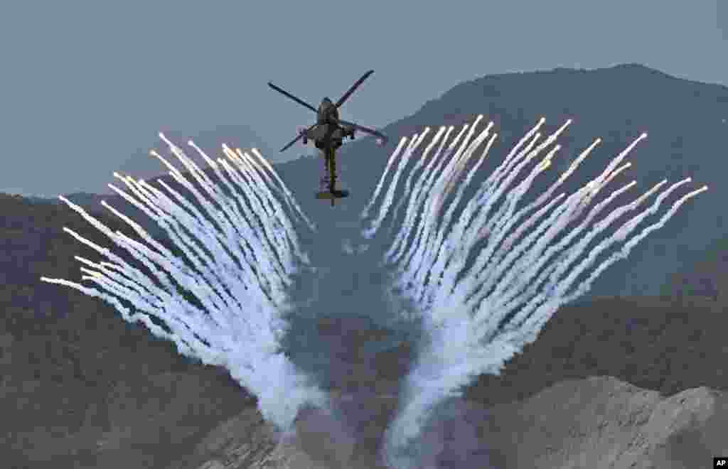 Јужнокорејскиот хеликоптер Апачи &bdquo;АХ-64&ldquo; испука ракети за време на заедничка вежба меѓу Јужна Кореја и САД, во Почеон, Јужна Кореја.