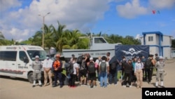 Imagen de los 31 migrantes rescatados en San Andrés. [Foto: Cortesía Armada de Colombia]