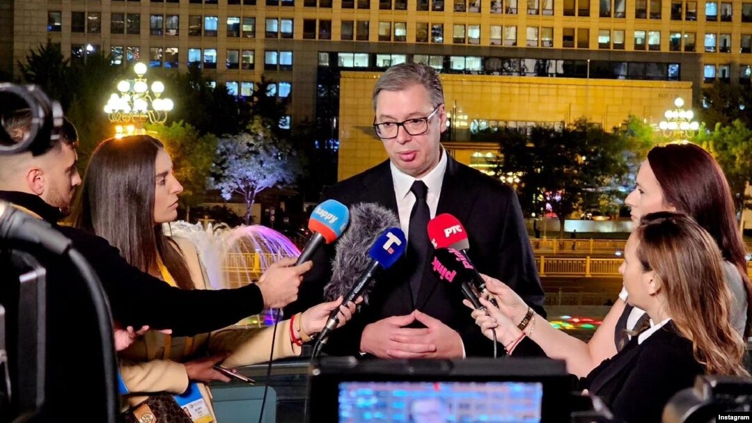 Predsednik Srbije Aleksandar Vučić razgovara sa novinarima na početku zvanične posete Kini, 16. oktobra 2023. (Foto:FoNet/Instagram predsednika Srbije)
