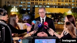 Predsednik Srbije Aleksandar Vučić razgovara sa novinarima na početku zvanične posete Kini, 16. oktobra 2023. (Foto:FoNet/Instagram predsednika Srbije)
