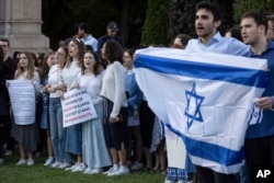 Manifestantes proisraelíes cantan una canción durante una protesta en la Universidad de Columbia, el 12 de octubre de 2023, en Nueva York.