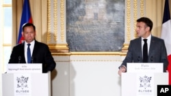 French President Emmanuel Macron and Cambodian Prime Minister Hun Manet give a joint statement during their meeting at the Elysee Palace in Paris, Jan.18, 2024.