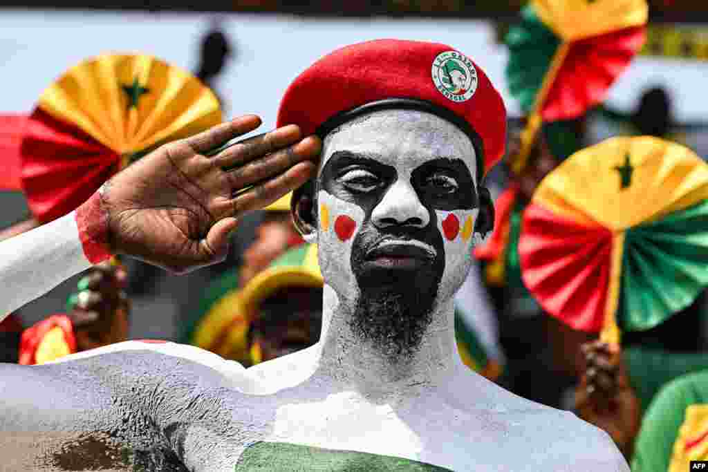 Un supporter sénégalais lors du match de football du groupe C de la Coupe d&#39;Afrique des Nations (CAN) 2024 entre le Sénégal et la Gambie au Stade Charles Konan Banny à Yamoussoukro le 15 janvier 2024.