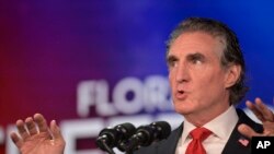 El candidato a la nominación presidencial por el Partido Republicano para 2024, el gobernador de Dakota del Norte, Doug Burgum, habla en la Cumbre por la Libertad del Partido Republicano de Florida, el 4 de noviembre de 2023, en Kissimmee, Florida, EEUU.