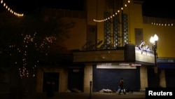 Migrantes duermen en la calle después de ser liberados de la custodia de la Patrulla Fronteriza de EEUU, en el centro de El Paso, Texas, el 12 de septiembre de 2023. [REUTERS/Jose Luis Gonzalez]