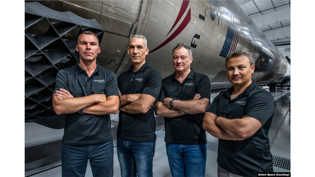 Misyonda yer alacak astronotlar ise ABD ve İspanya çifte vatandaşı, Ax-3 Kaptanı Michael López-Alegría, İtalya’yı temsil eden Pilot Walter Villadei, İsveç’i temsil eden Misyon Uzmanı Marcus Wand ve Türk astronot Alper Gezeravcı.