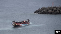 Imagem de arquivo de uma barco de migrantes ao largo das Canárias