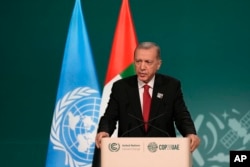 Turkin presidentti Recep Tayyip Erdogan puhuu täysistunnossa COP28 YK:n ilmastohuippukokouksessa Dubaissa, Yhdistyneissä arabiemiirikunnissa, 1.12.2023.