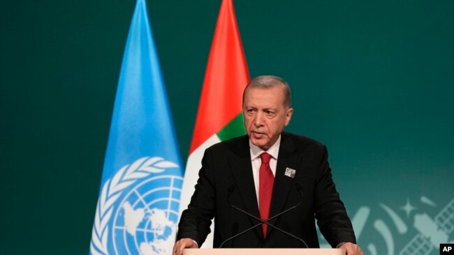 Presidenti turk Recep Tayyip Erdogan duke folur gjatë konferencës për klimën COP28 në Dubai, Emiratet e Bashkuara Arabe (1 dhjetor 2023)