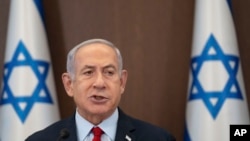 Perdana Menteri Israel Benjamin Netanyahu memimpin rapat kabinet di kantor perdana menteri di Yerusalem, pada 18 Juni 2023. (Foto: AP/Ohad Zwigenberg, Pool)
