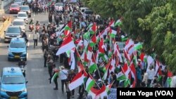 Sekitar 300-an pengunjuk rasa yang menamakan diri "Komite Solidaritas untuk Palestina dan Yaman" berdemonstrasi di depan kantor PBB di Jakarta, Jumat (20/10), menuntut PBB memberi tekanan maksimal pada Israel untuk menghentikan serangan ke Jalur Gaza. (VOA/Indra Yoga)