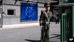 资料照片：一名中国武警士兵守卫在欧盟驻中国代表团的北京大院入口。(2023年10月14日)