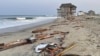 Esta foto proporcionada por el Servicio de Parques Nacionales el viernes 16 de agosto de 2024 en Rodanthe, Carolina del Norte, muestra los escombros de una casa de playa que se derrumbó en el océano Atlántico debido a los vientos y las olas causadas por el huracán Ernesto.