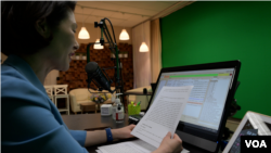 DKNet President Stephanie Min Kim reads the news on KKDA AM 730, a Dallas-area Korean language radio station. (Jonathan Zizzo for VOA)