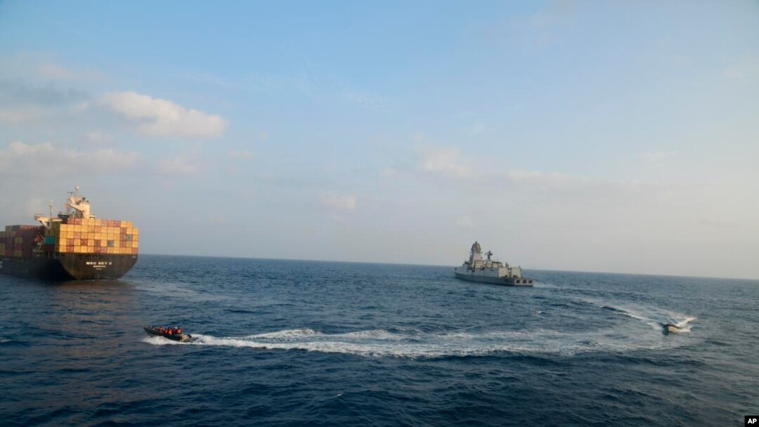 ARHIVA - Vatrogasci indijske mornarnice angažovani u gašenju požara na liberijskom trgovačkom brodu (Foto: AP/X/@Indian Navy)