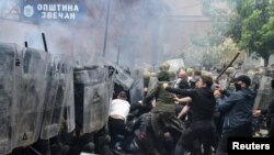코소보 북부 즈베찬 시청 입구에서 나토 평화유지군과 세르비아계 주민들이 충돌하고 있다.