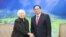 Bộ trưởng Tài chính Mỹ Janet Yellen bắt tay Thủ tướng Việt Nam Phạm Minh Chính khi gặp mặt tại Hà Nội trong chuyến thăm của bà tới đây hôm 20/7.